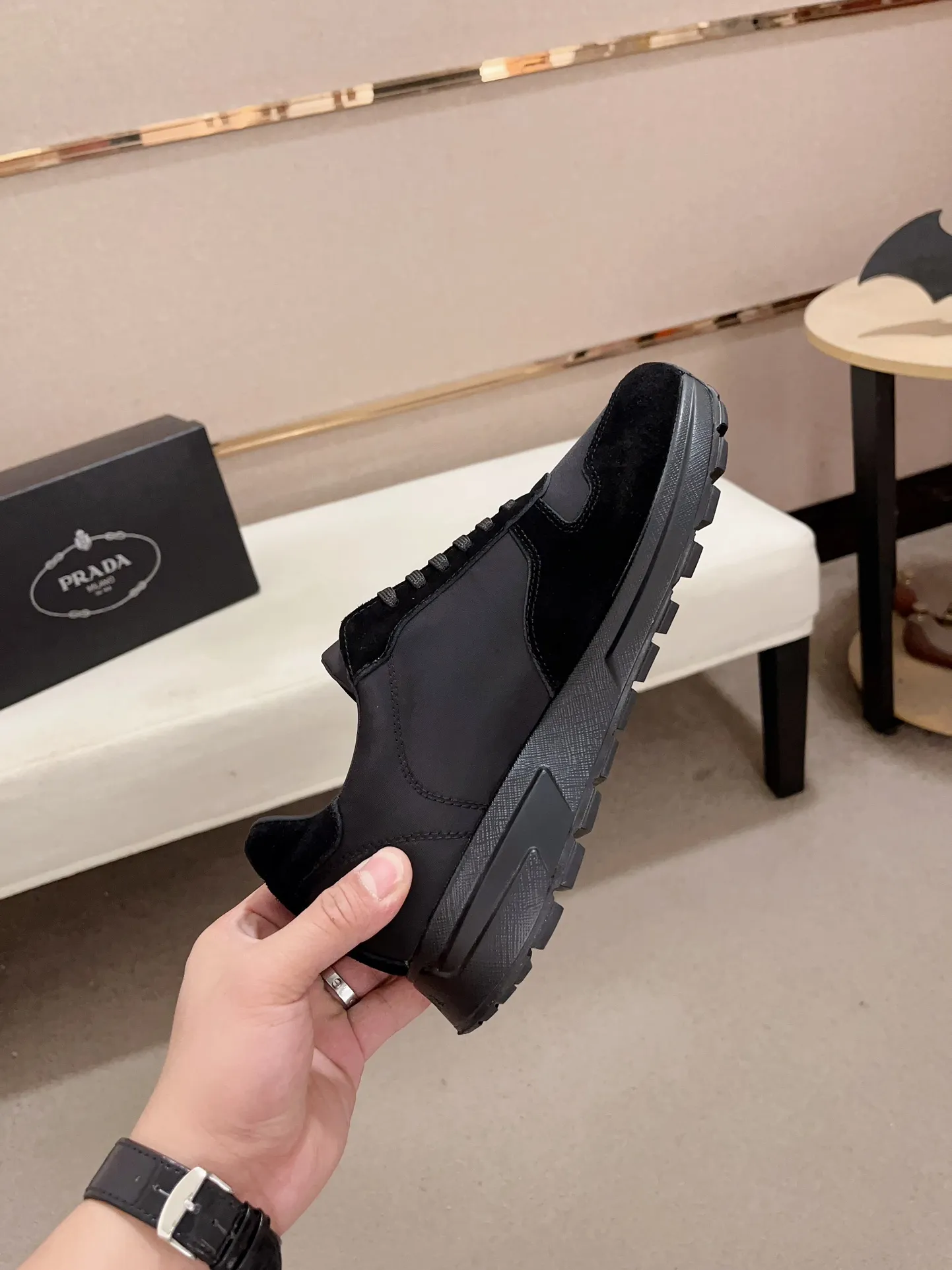 Men's shoes💰 540💰 ✔️✔️✔️Higher version High-quality new PRADA (Prada) counters are launched simultaneously. The new men's shoes and 😘fabric are made of selected first-layer cowhide ➕ breathable fabric technology. Lining: Full cowhide lining. 👍🏿 High-end ☄️ air-cushion molded anti-slip rubber outsole, exquisite lines, simple and elegant, comfortable and high-end for leisure travel. Code number: 38 to 44 (45 can be customized)